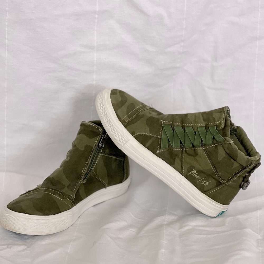 Blowfish women’s Koala high top camo print sneaker.  Size 6.5